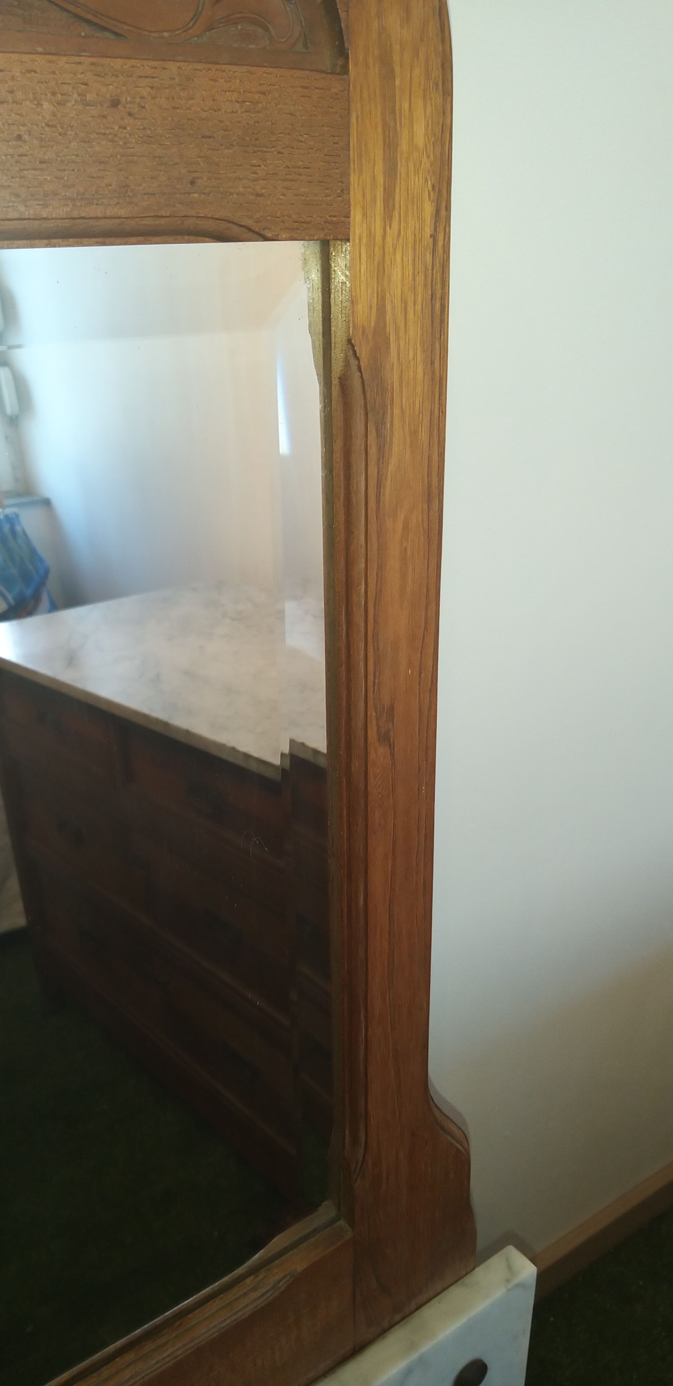 Commodity / wooden and marble toilet table