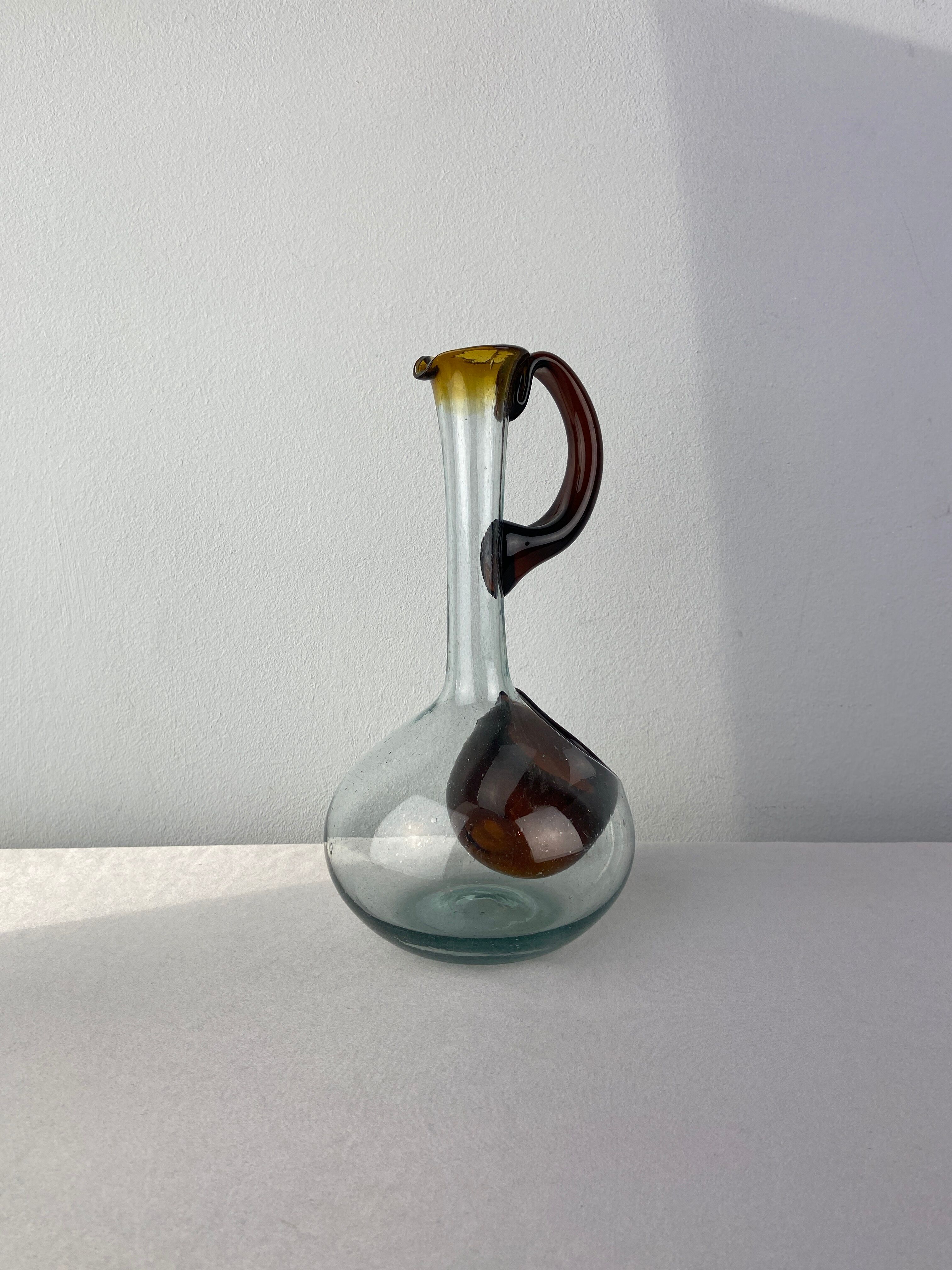 Glass decanter with brown details