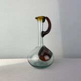 Carafe en verre avec des détails bruns
