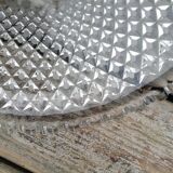 Flat dish in chiseled glass