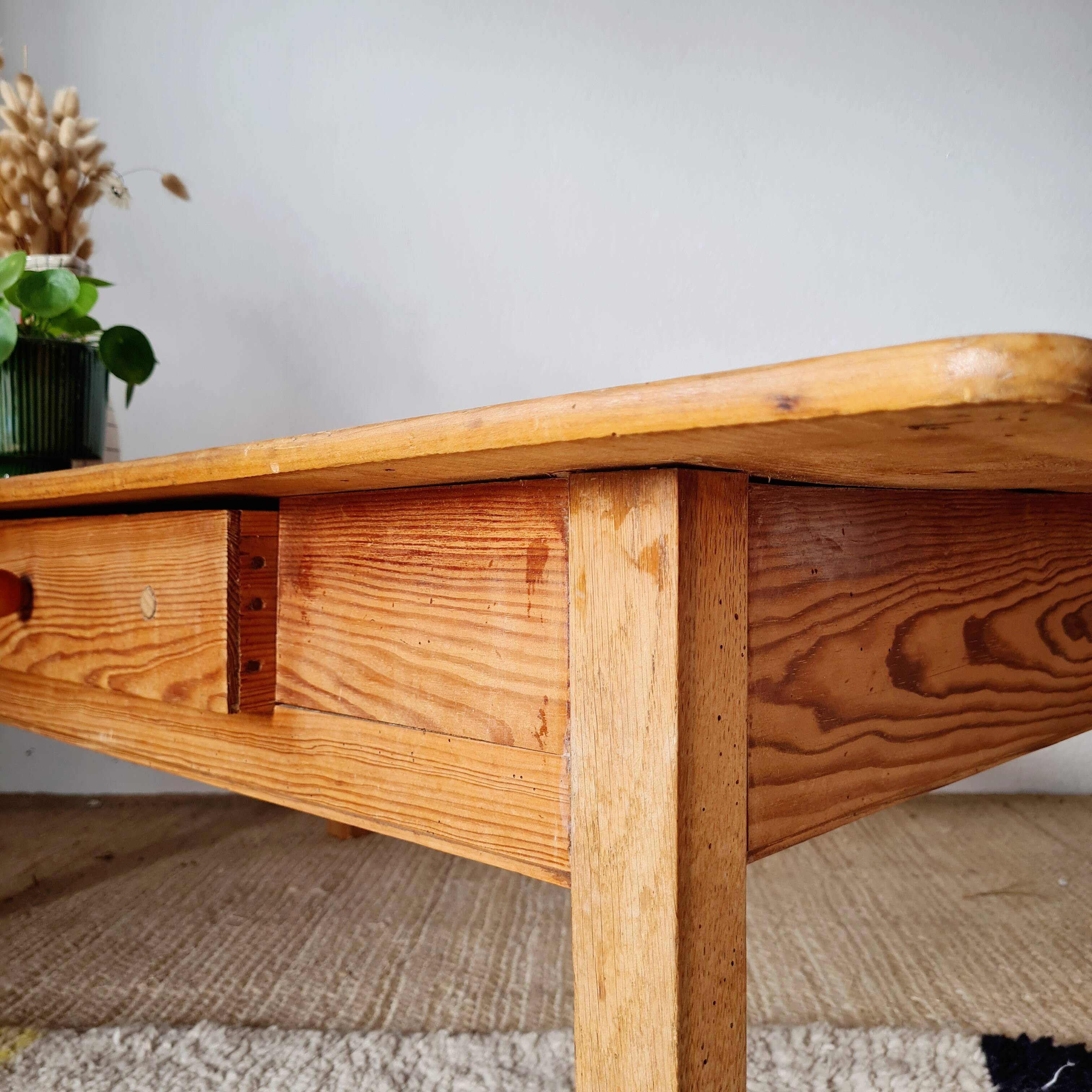 Old low farmhouse table in solid wood with its drawer - 128cm