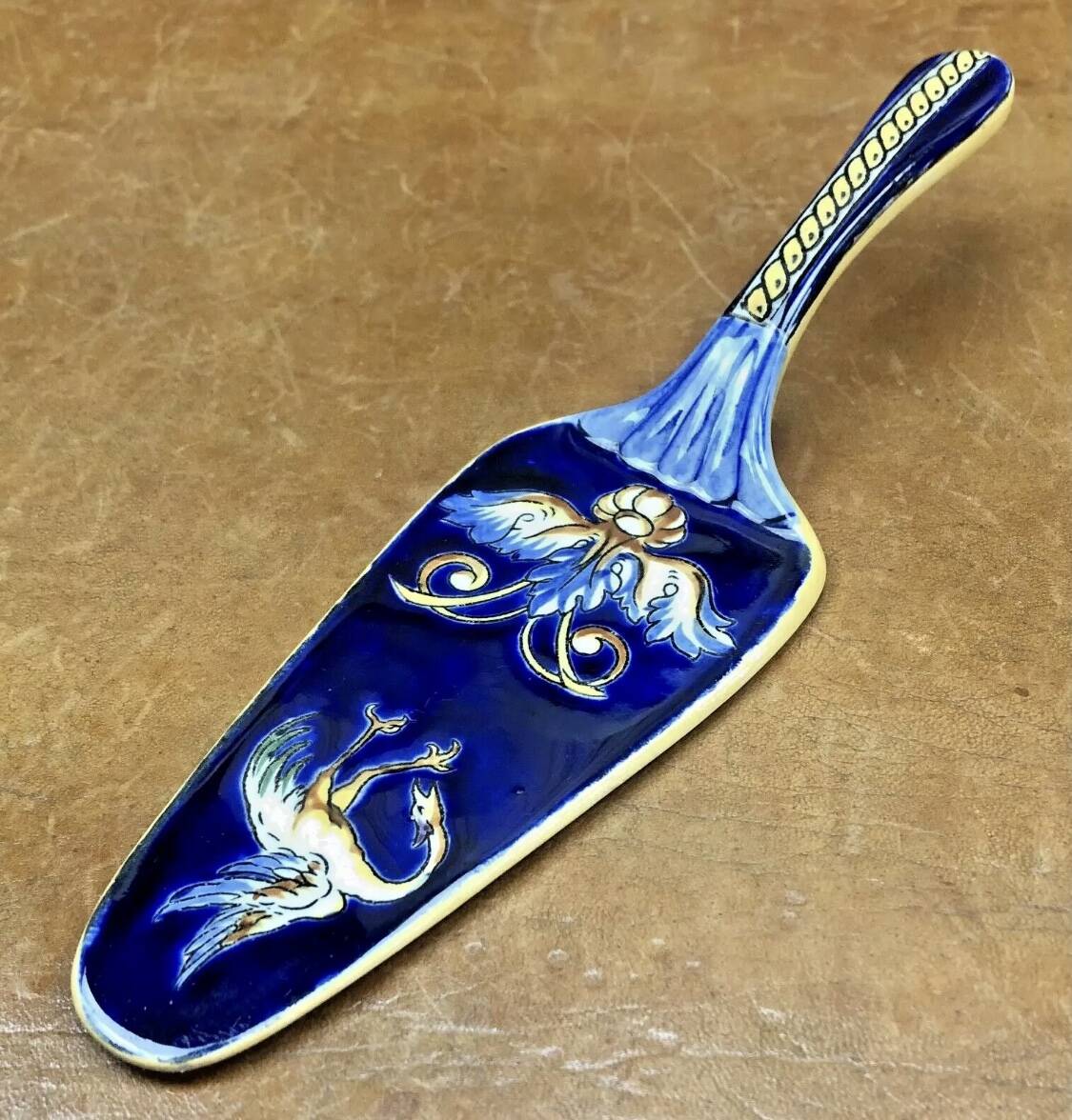 Antique Gien Renaissance cake shovel, blue background, 1941/1950