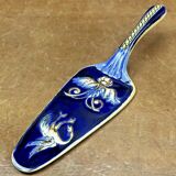 Antique Gien Renaissance cake shovel, blue background, 1941/1950