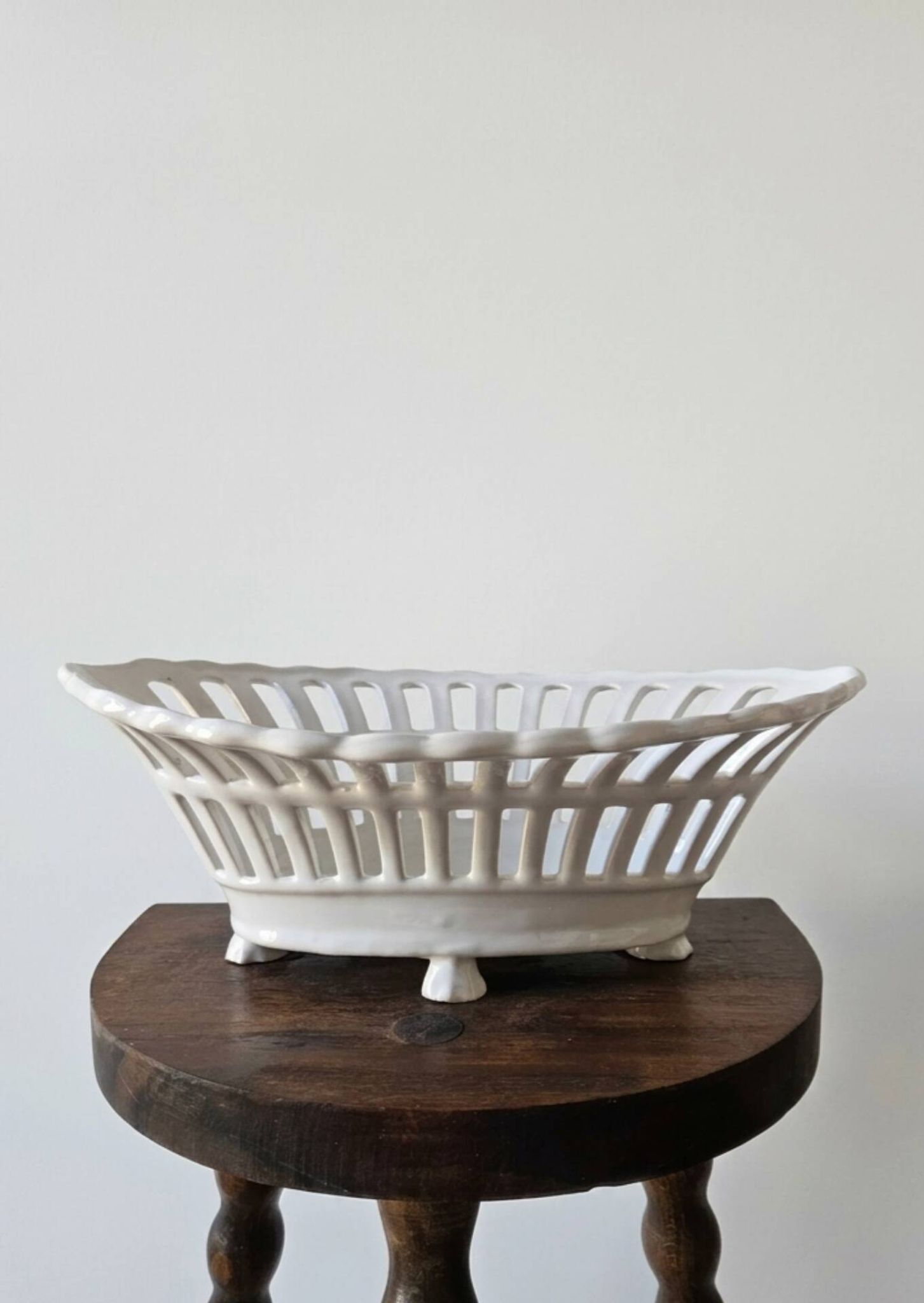 Corbeille ajourée, céramique blanche