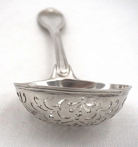 Silver sugar sifter from the 18th century, 23 cm, shell pattern, 106 g.