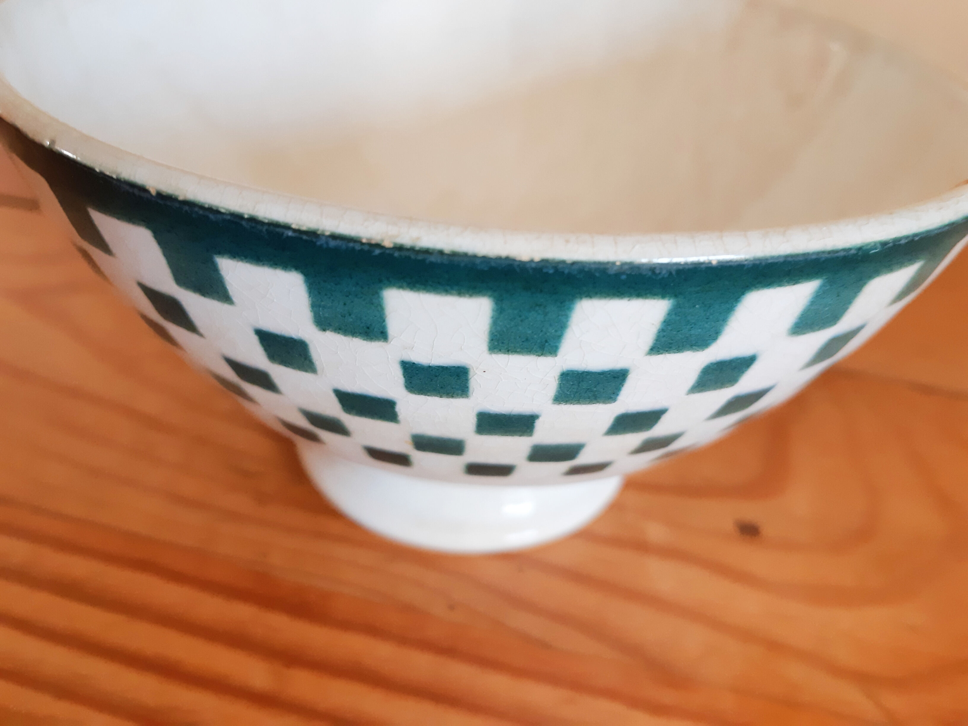 Bowl on piedouche earthenware Terre de fer, green checkerboard