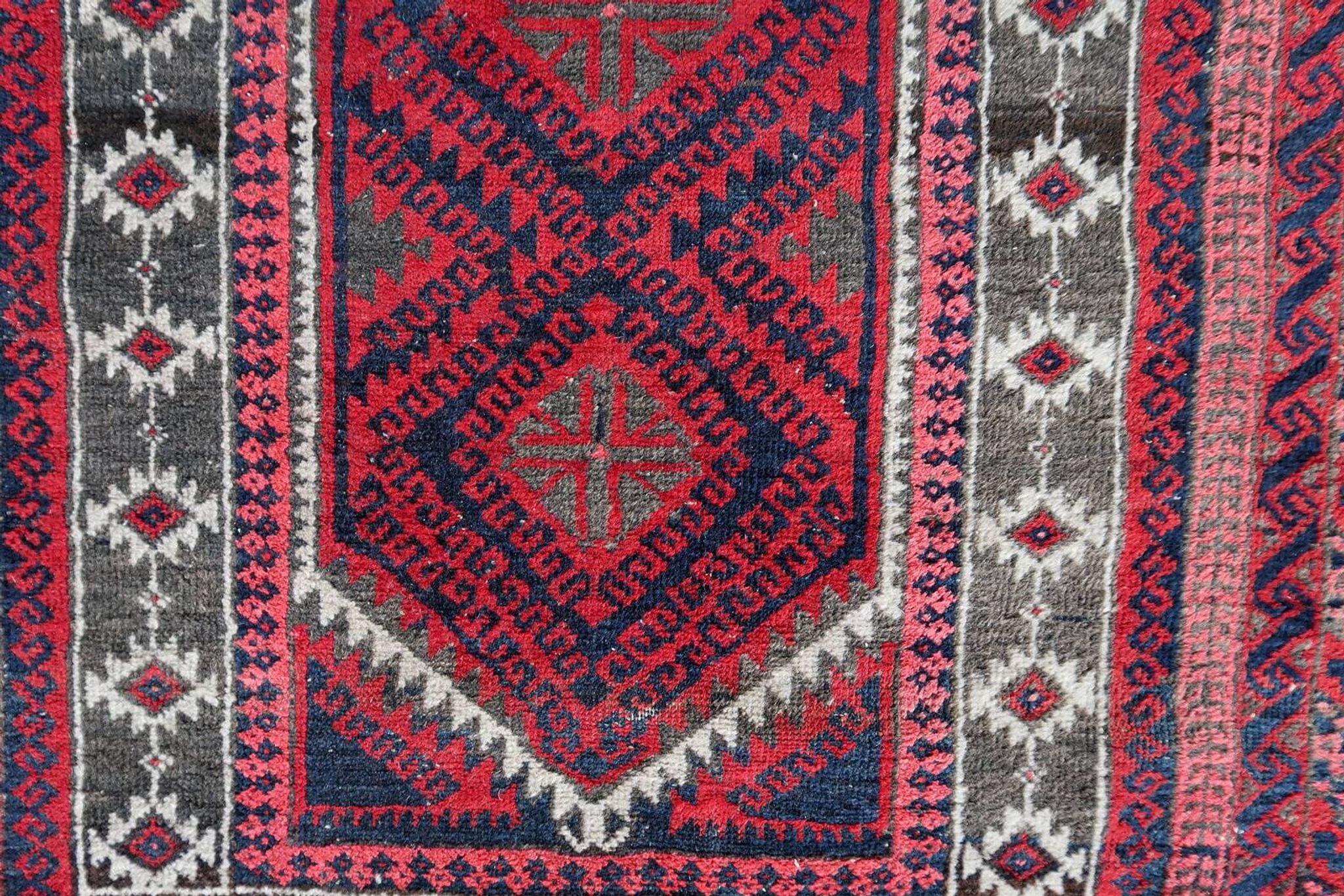 Tapis de Prière Vintage Baluch Fait Main en Laine – 94 x 152 cm