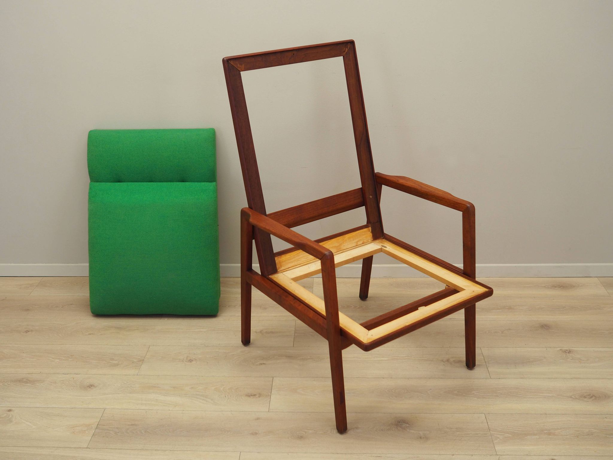 Fauteuil danois en teck et tissu vert, années 1970