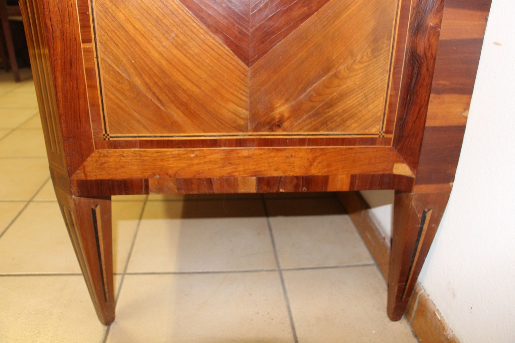 Commode aux attributs de musique d'époque Louis XVl