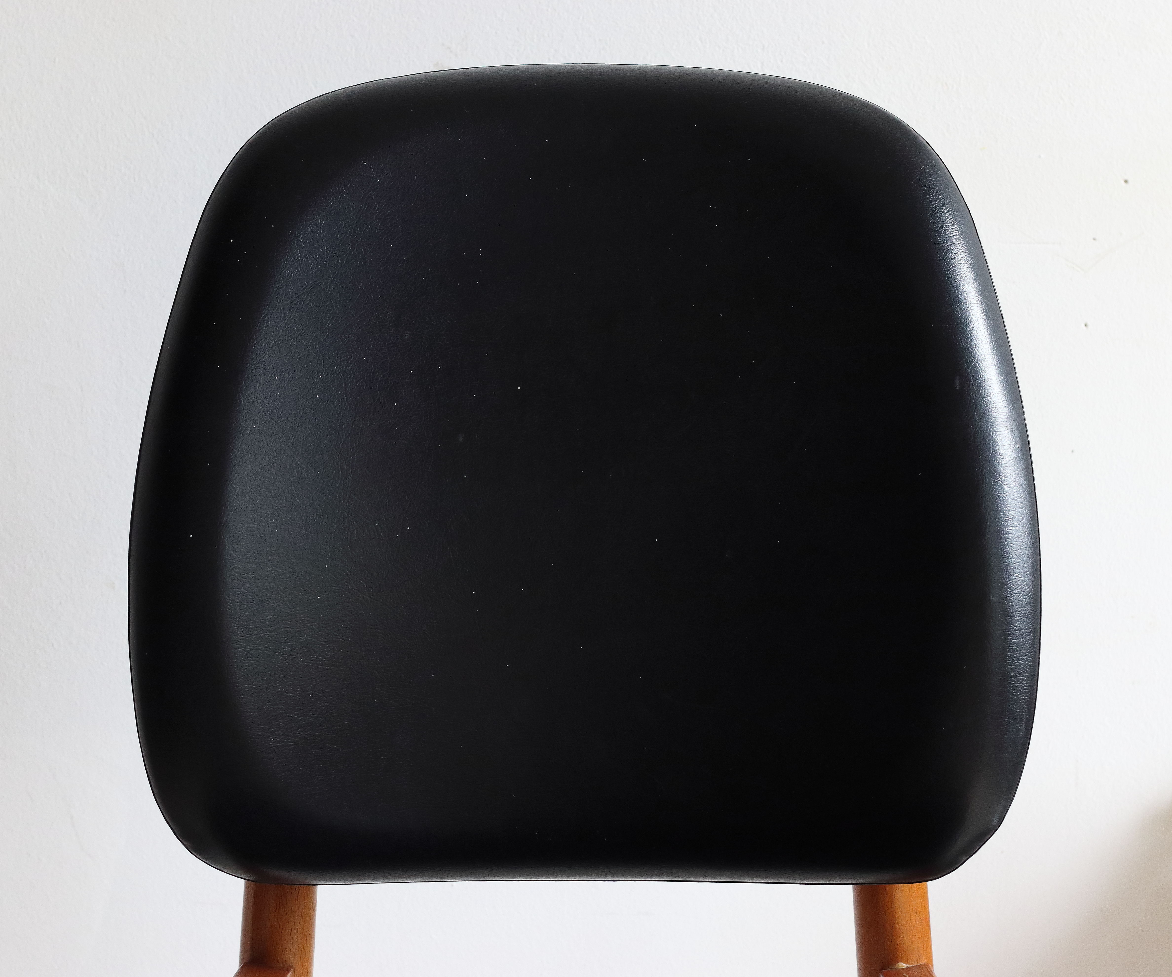 Suite of 6 Chairs Baumann model Pegasus in beech and faux black leather