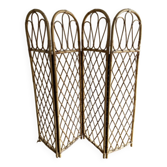 Arc and wicker screen