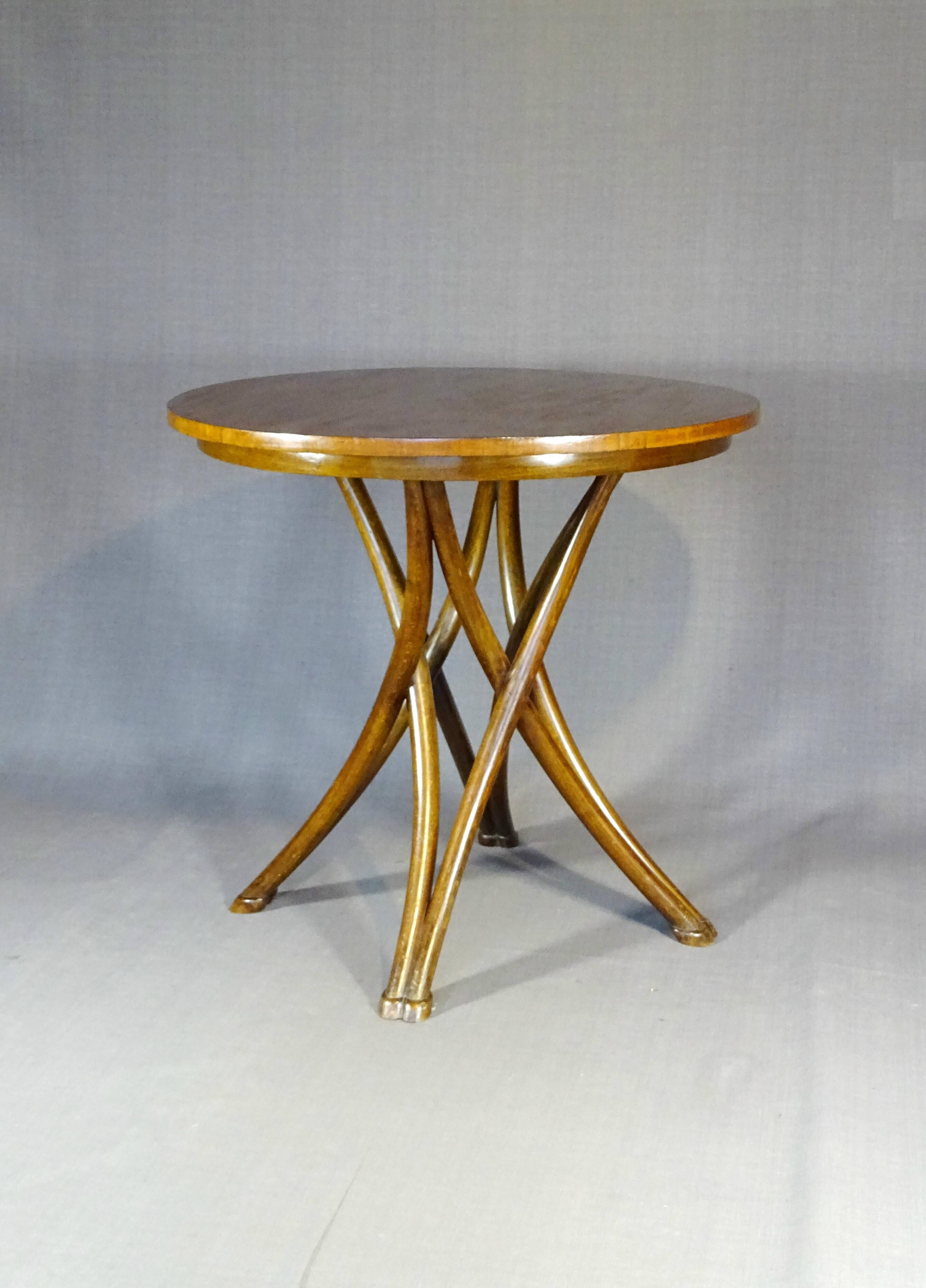 Thonet round table N°14 called "Mikado" - 1890 -