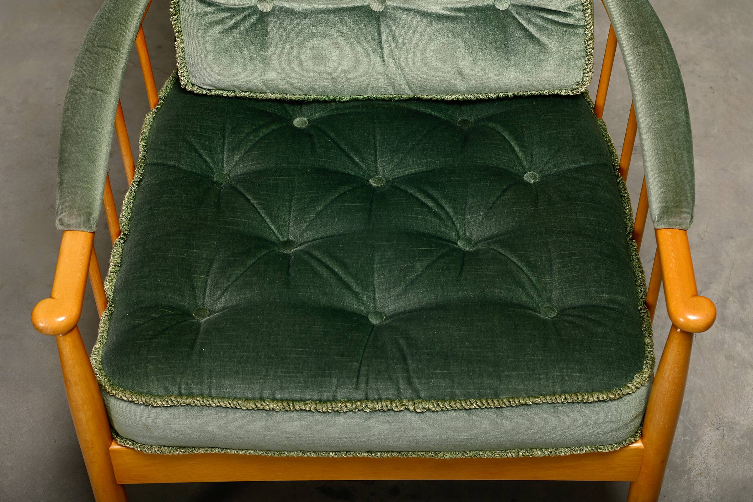 Fauteuils Skrindan en hêtre et velours vert, par Kerstin Hörlin-Homquist, Suède