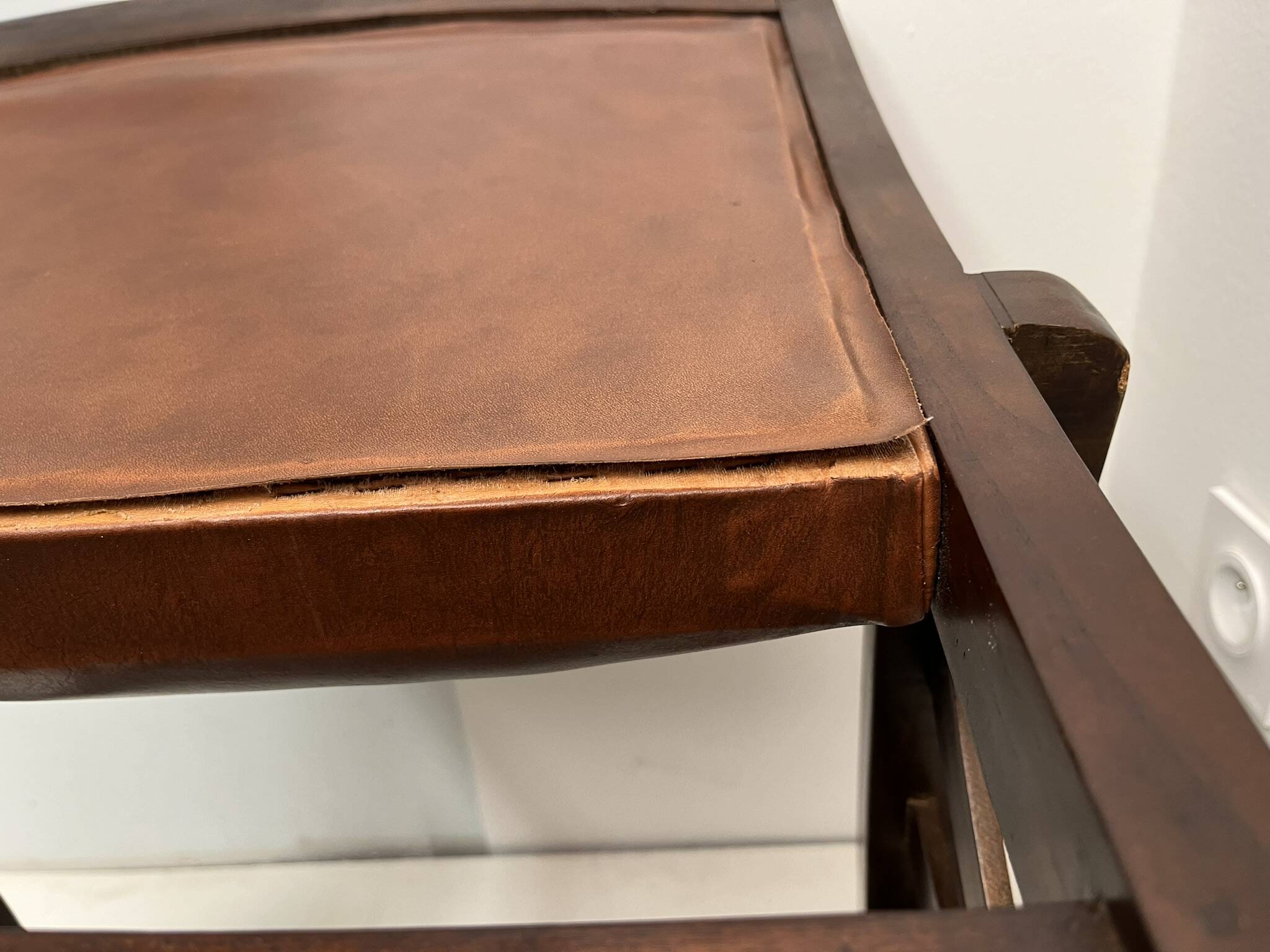 Colonial armchair in teak and leather