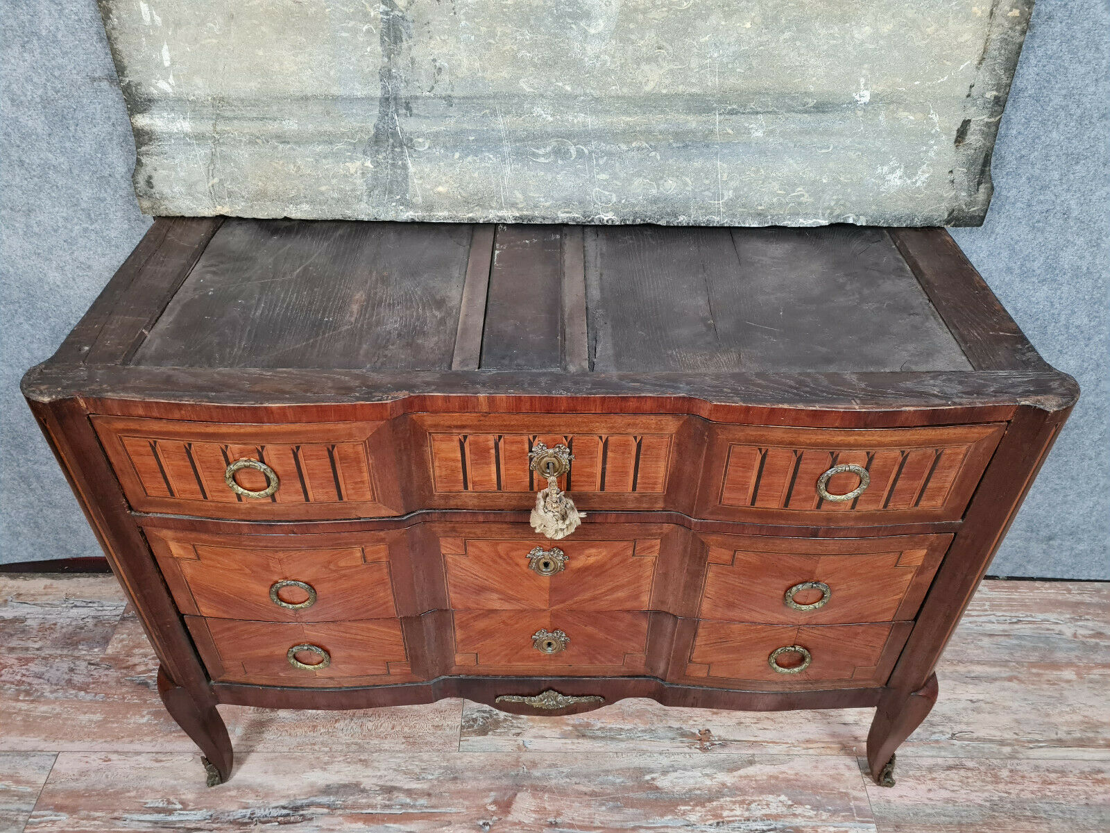 Dresser period Transition to double jump in noble wood marquetry around 1750