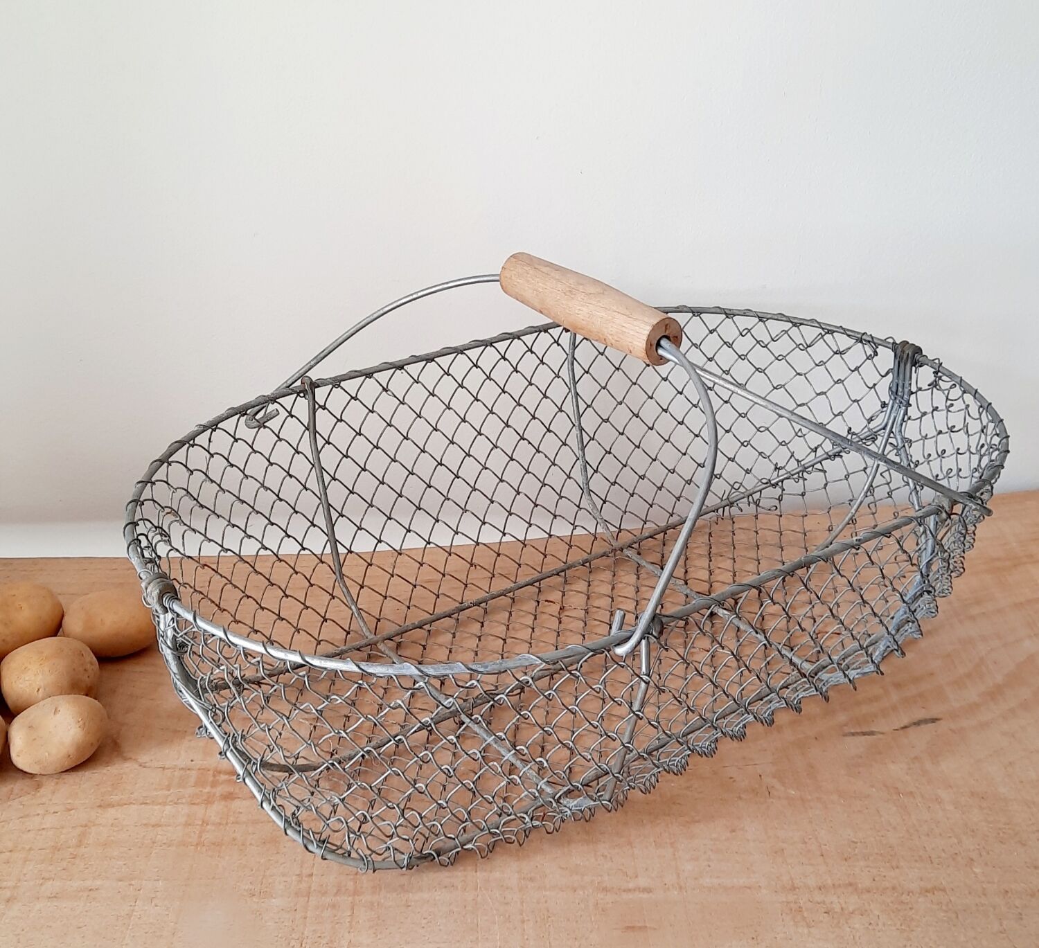 Metal wire basket