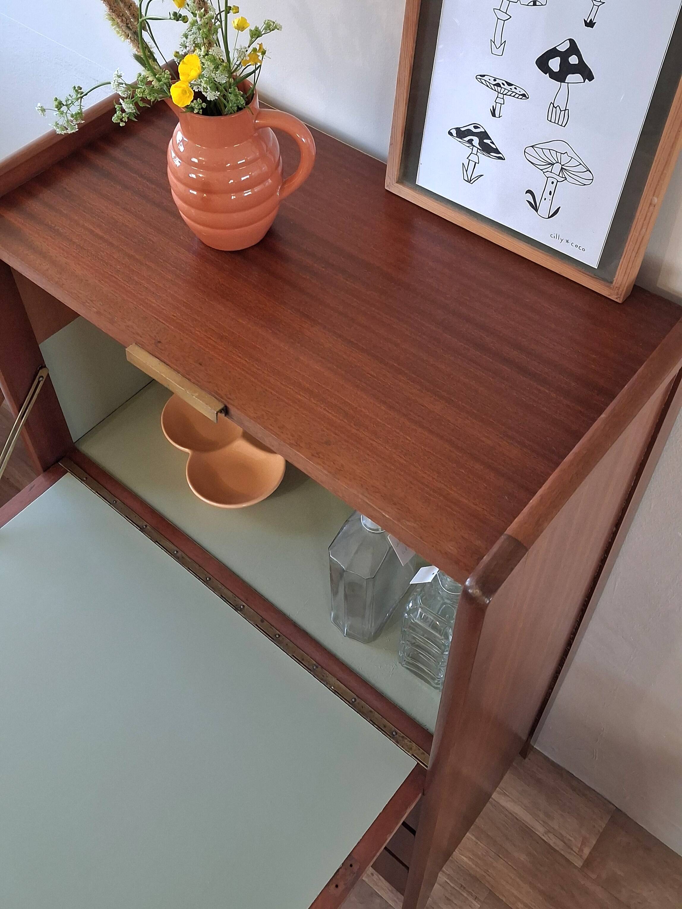 Scandinavian secretary