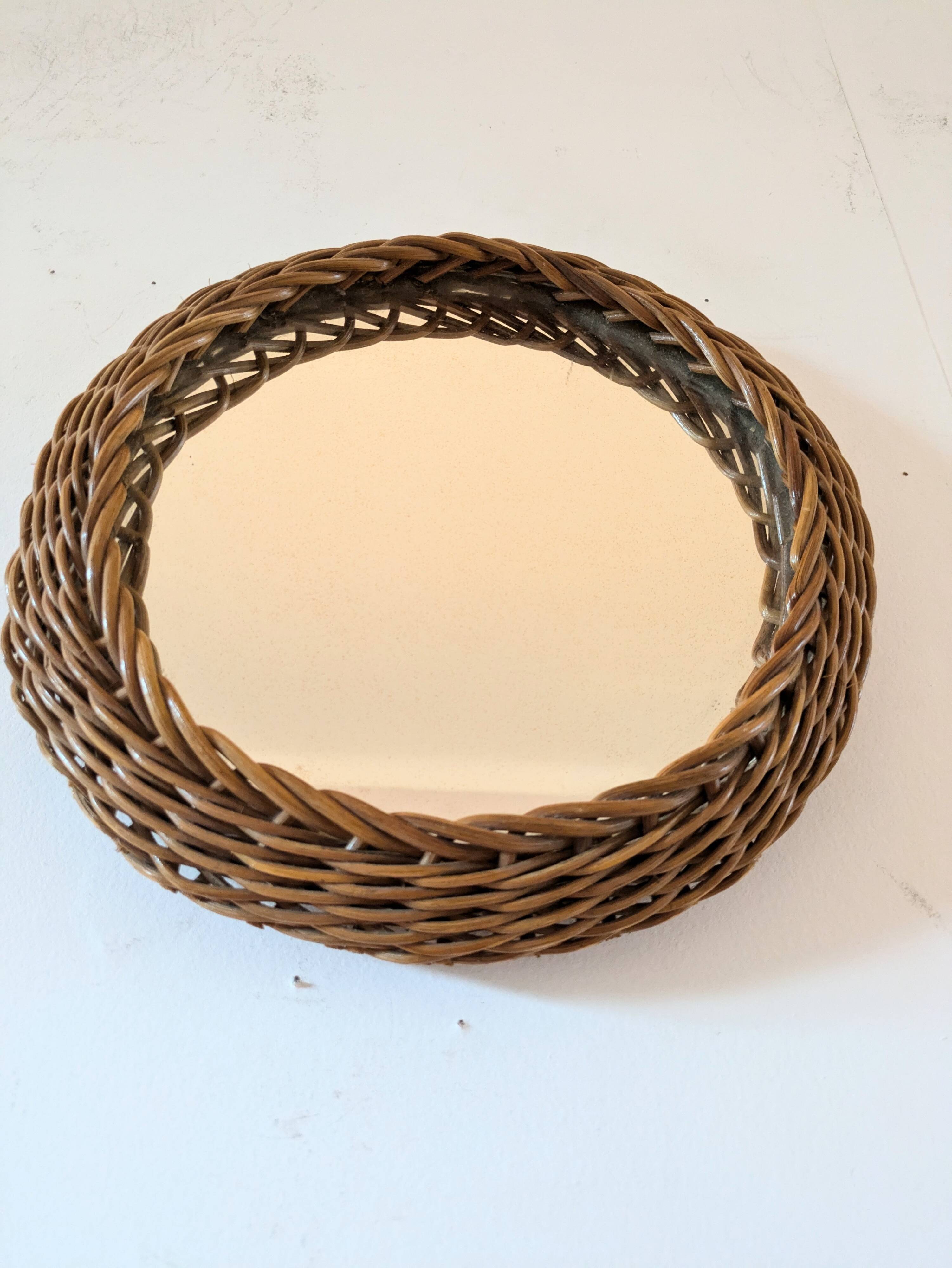 Round mirror in 60s design woven rattan