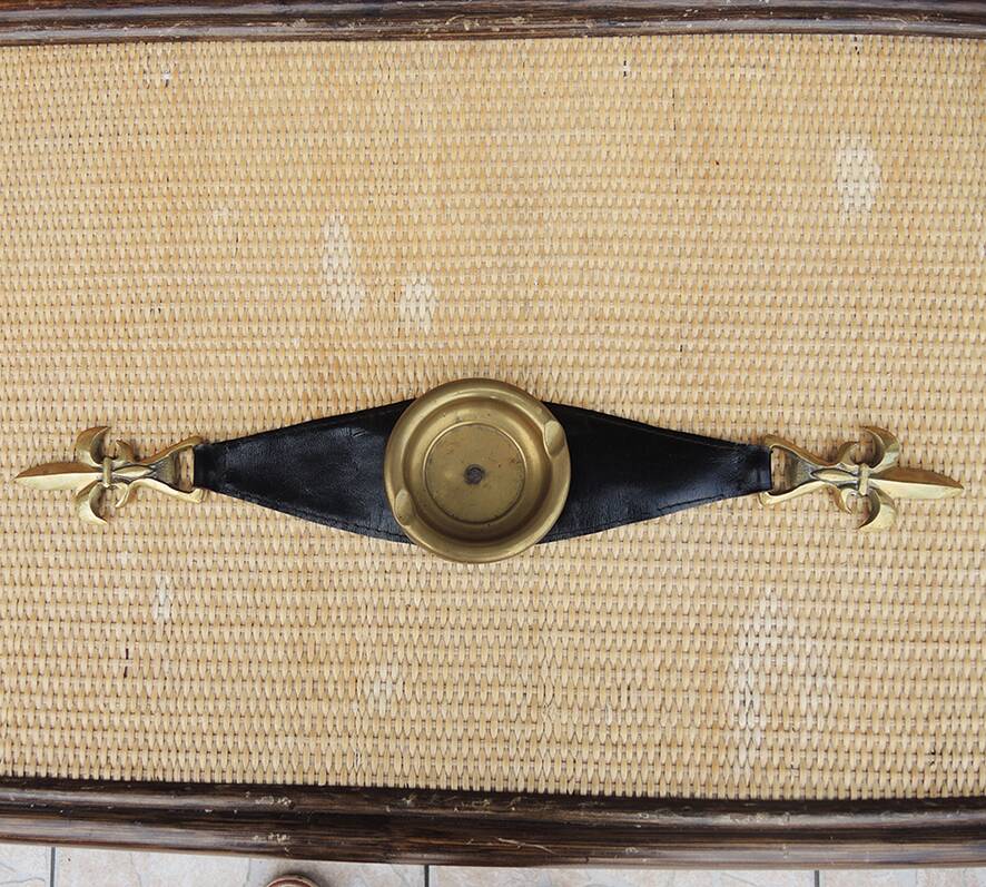 Old armrest ashtray with fleur-de-lis design in leather and brass.