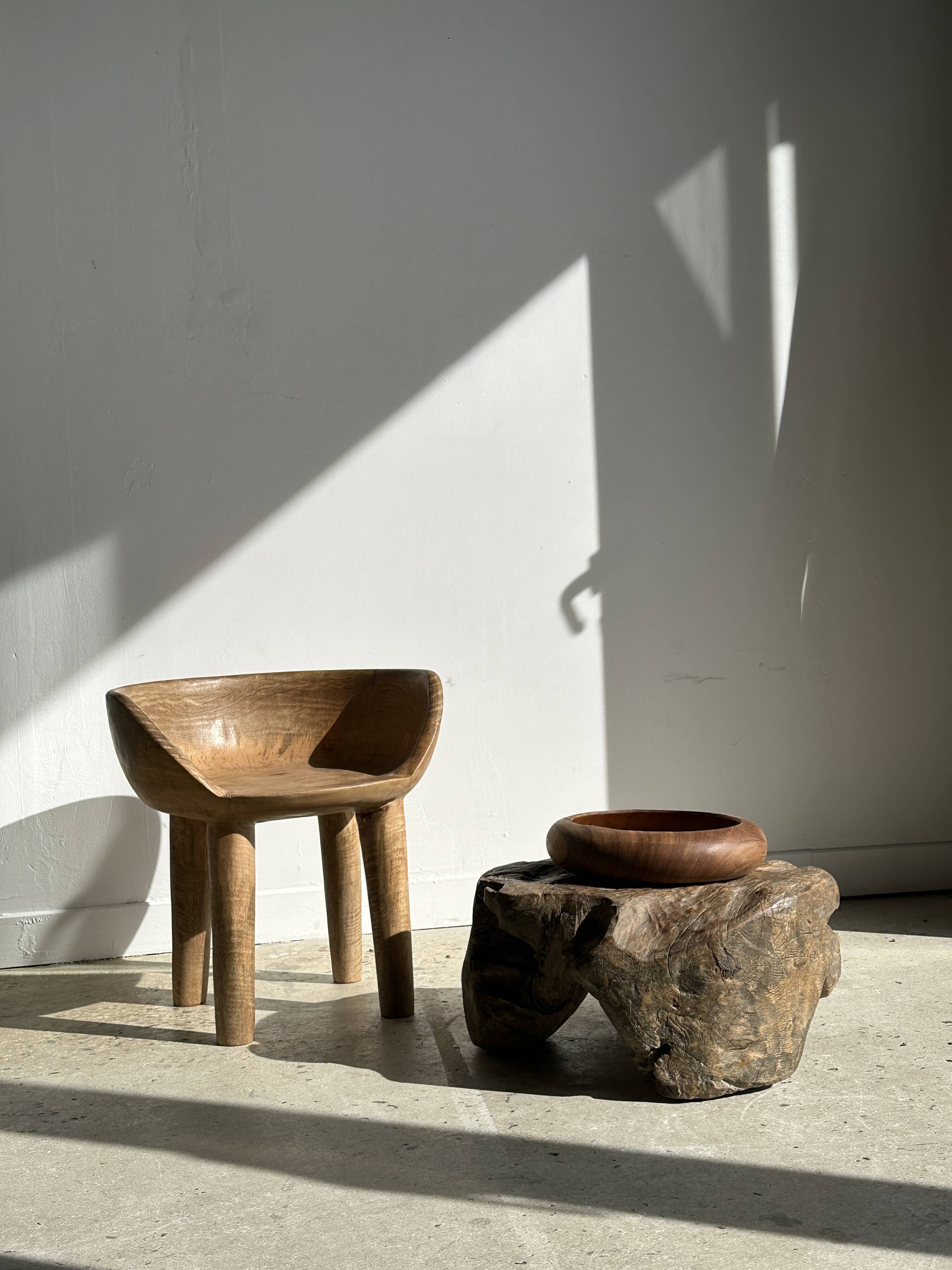 Quadripod chair with round seat and small back in natural monoxyl mango wood