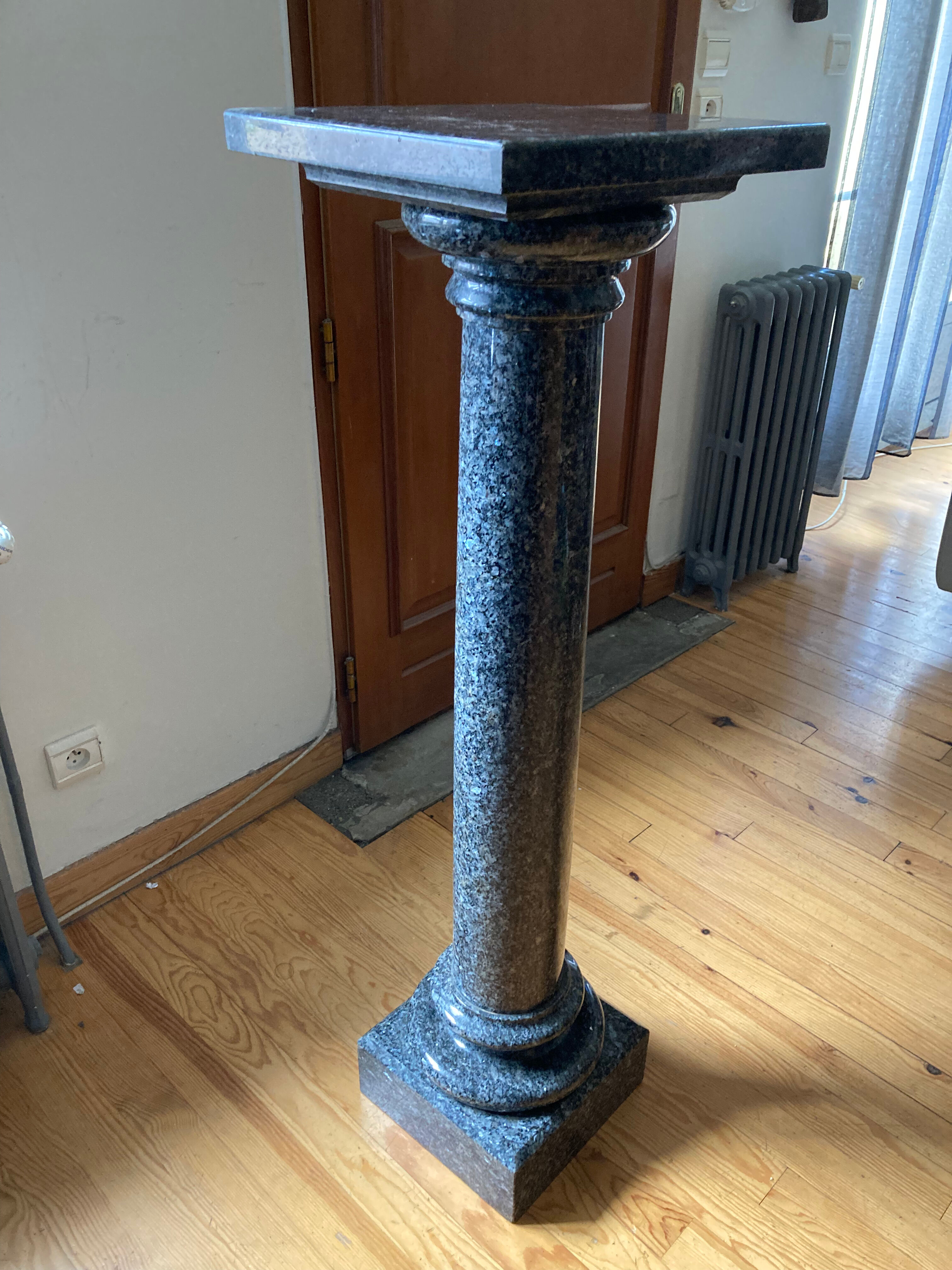Granite column with pearly reflections