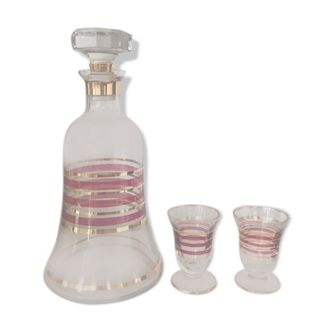 Carafe en verre et deux verres