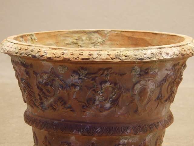 Vase de jardin en terre cuite sculpté