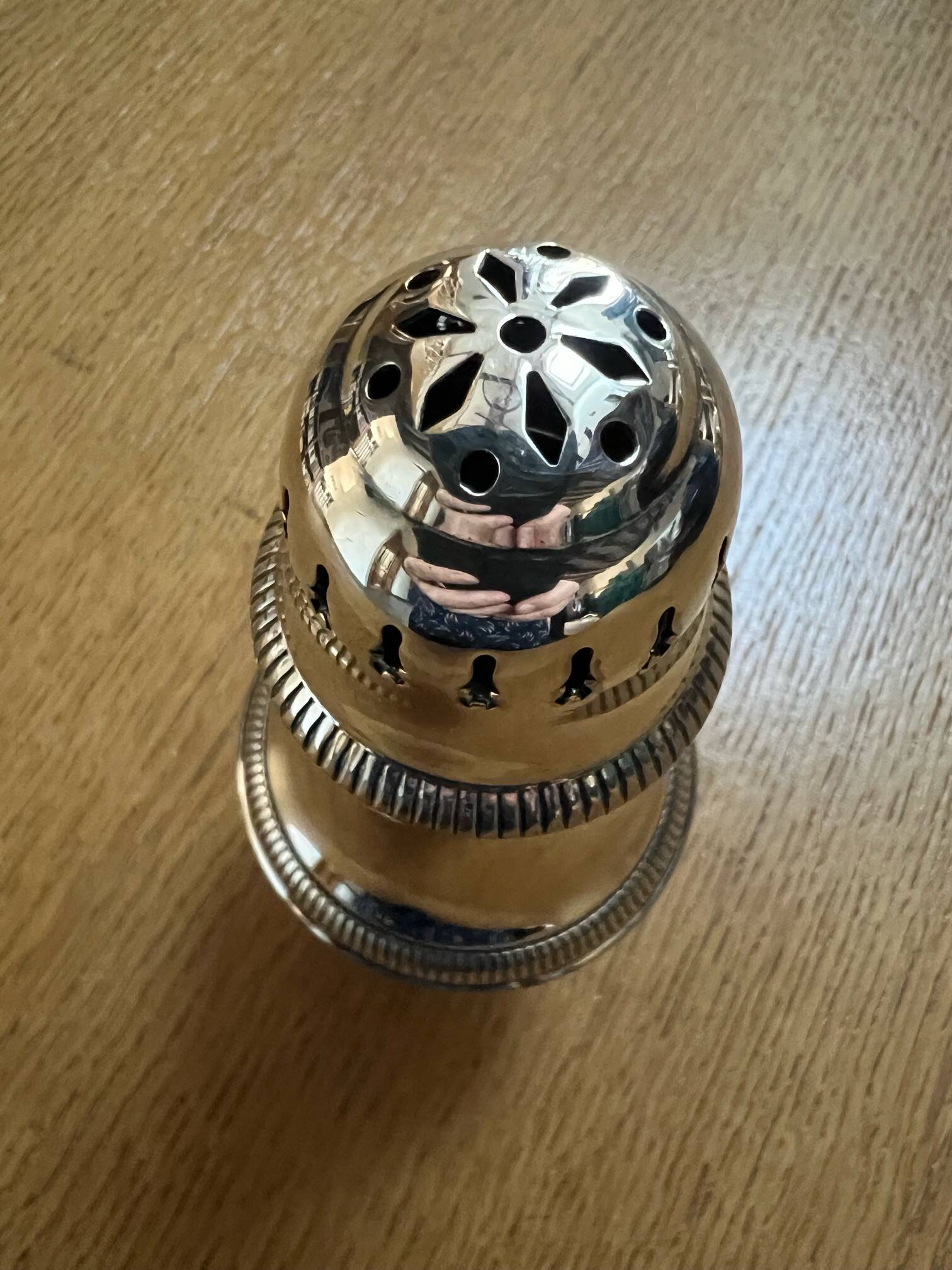 Baluster-shaped sprinkler with gadroons in silver-plated metal with 2 punches