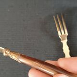 Série fourchettes et couteaux à crustacés ou dessert corne et laiton ancien