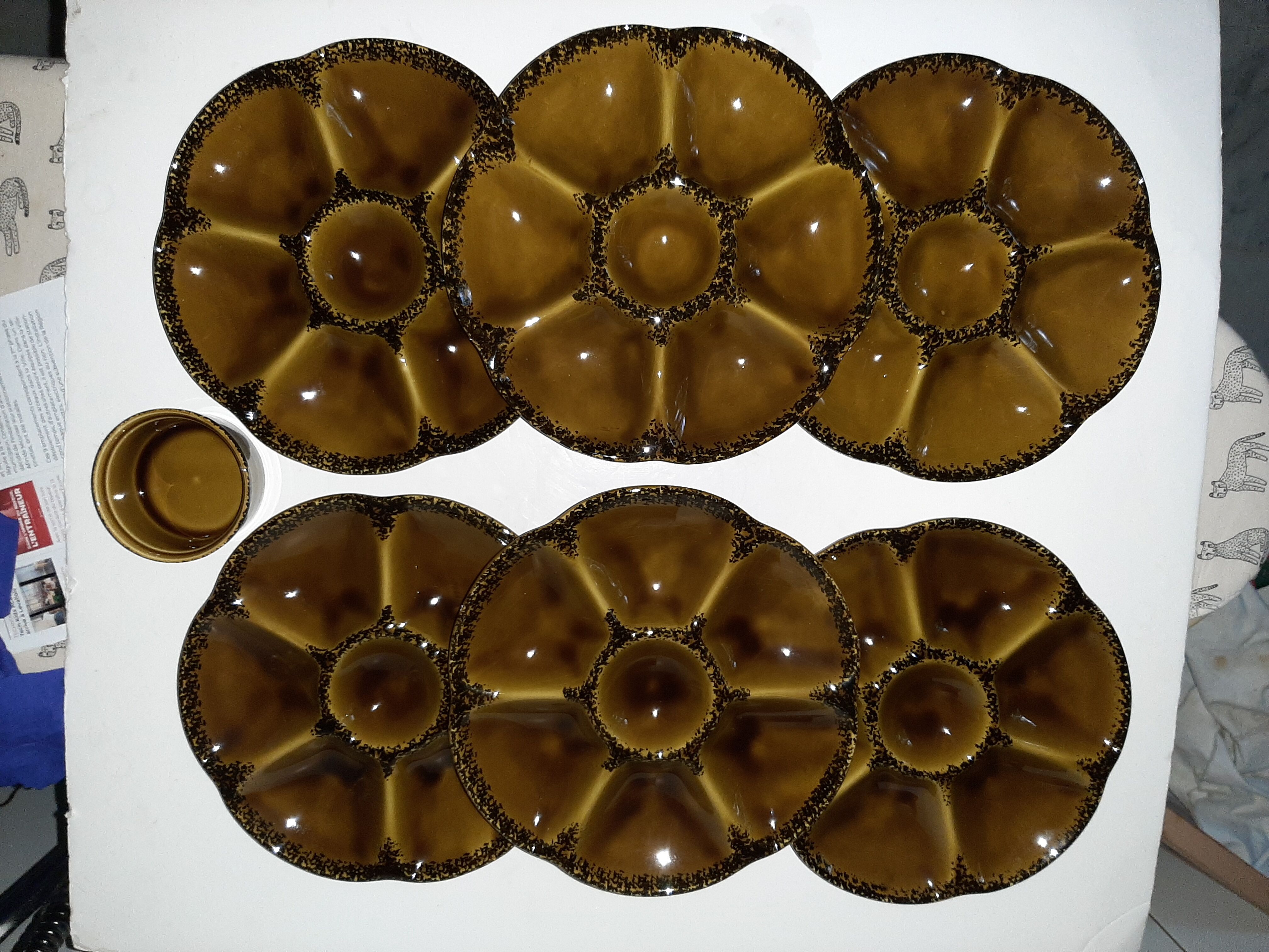 6 Gien oyster plates and barbotine ramekin