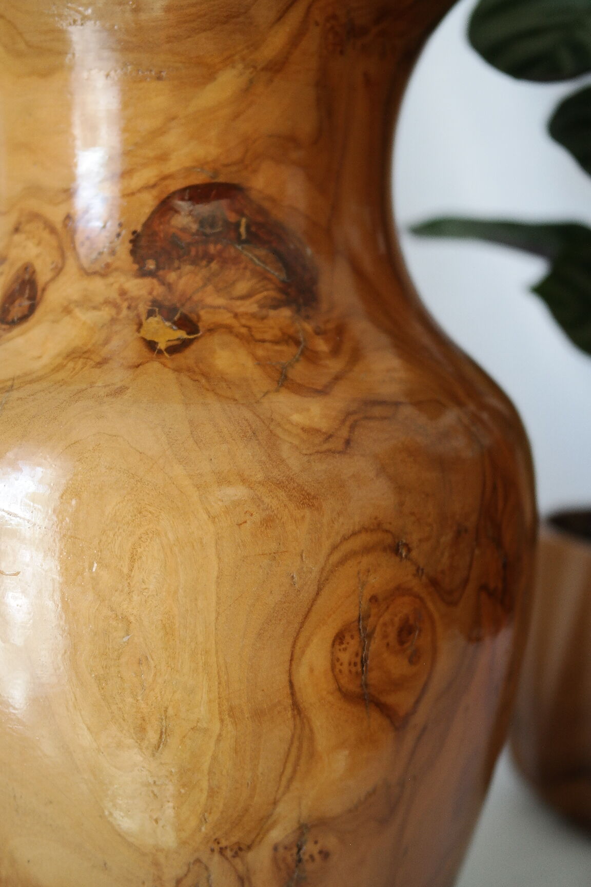 Vase artisanal en bois tourné d'olivier vernis