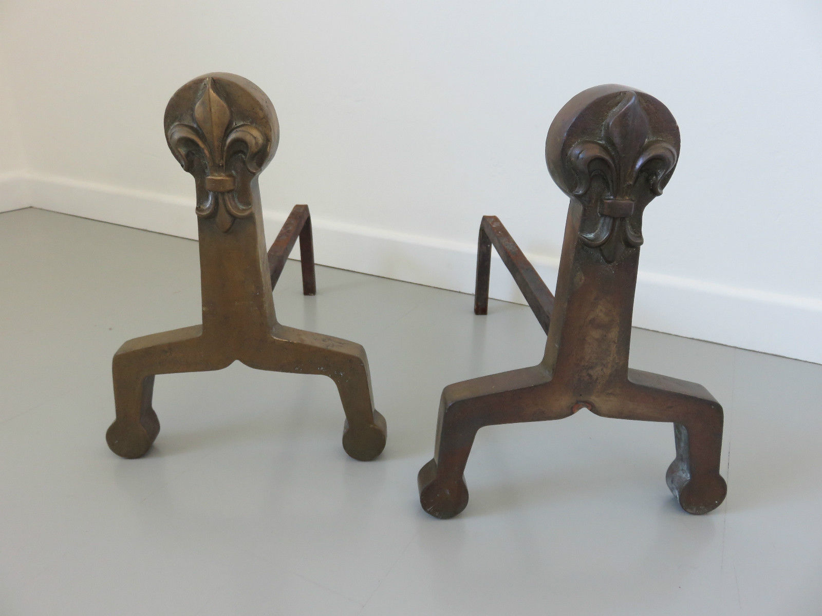 Paire de chenets modernistes en bronze massif