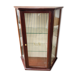 vitrine en bois avec