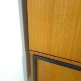 Armoire en placage Hellerau avec pieds et tiroirs en acier