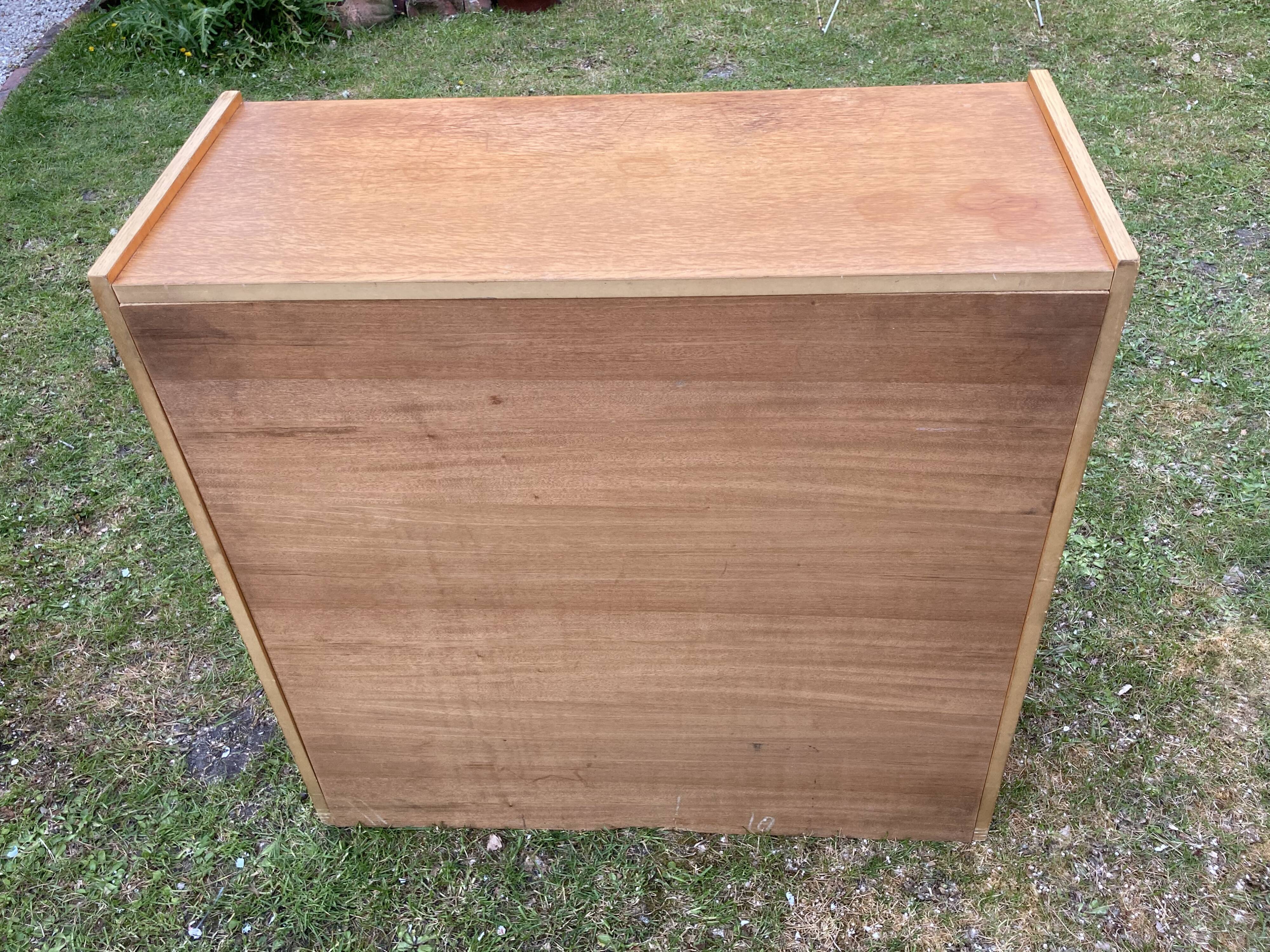 Meuble commode à roulette - lit repliable vintage
