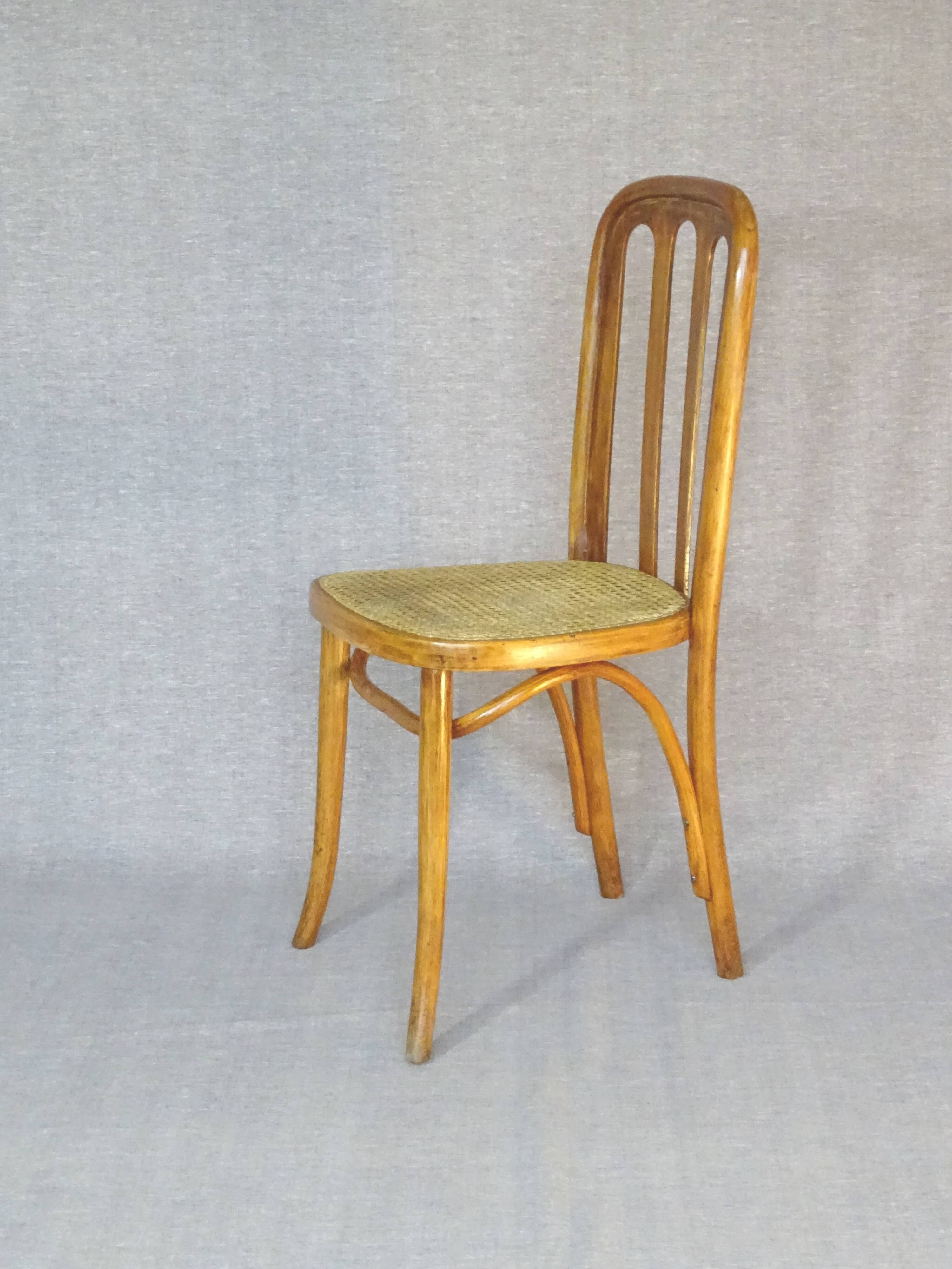 Chair Thonet N °391 XV of 1925 canned, walnut shade