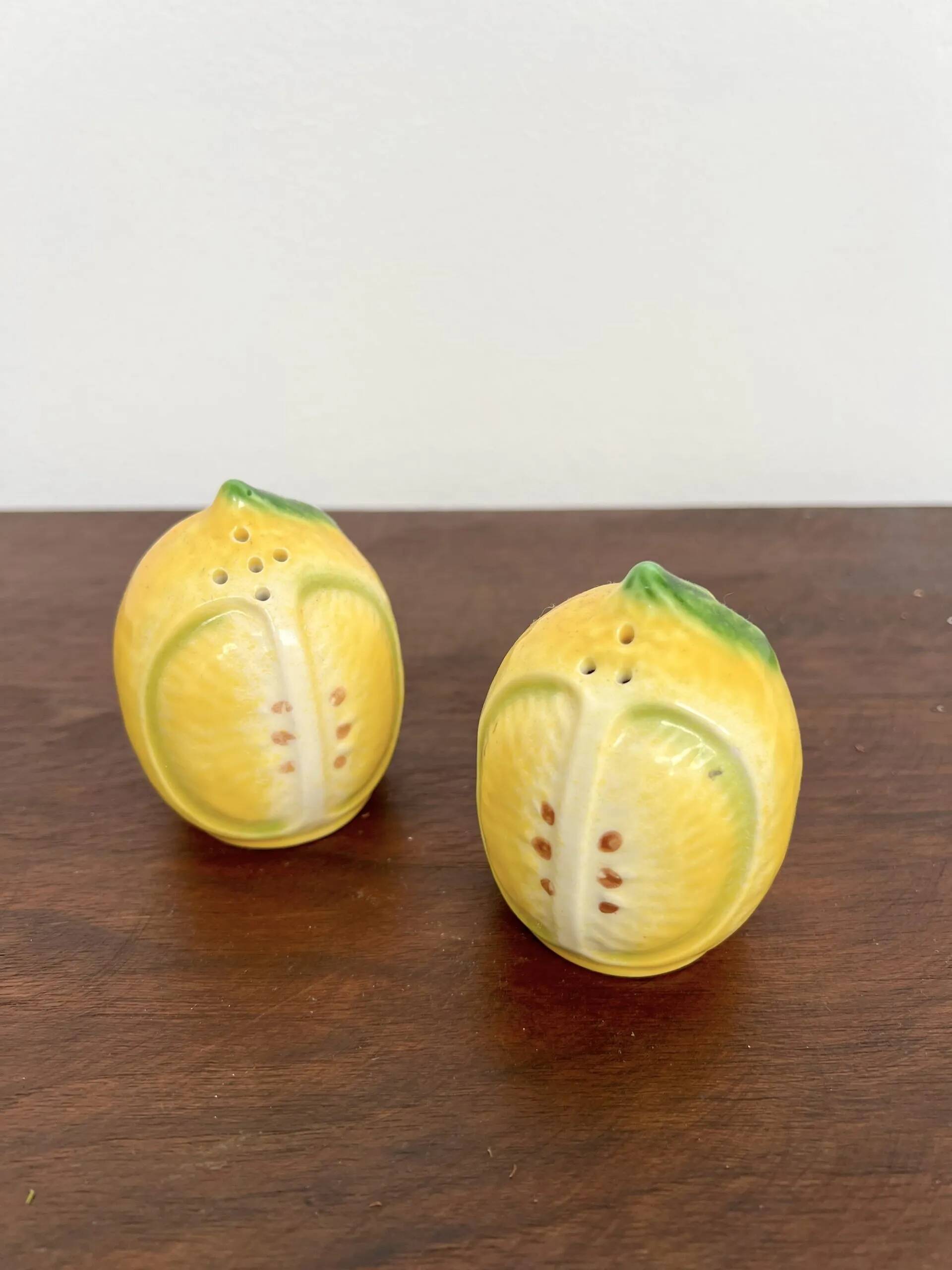 Salière et poivrier en céramique en forme de citron