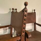Paire fauteuils colonials cuir et bois sculpté