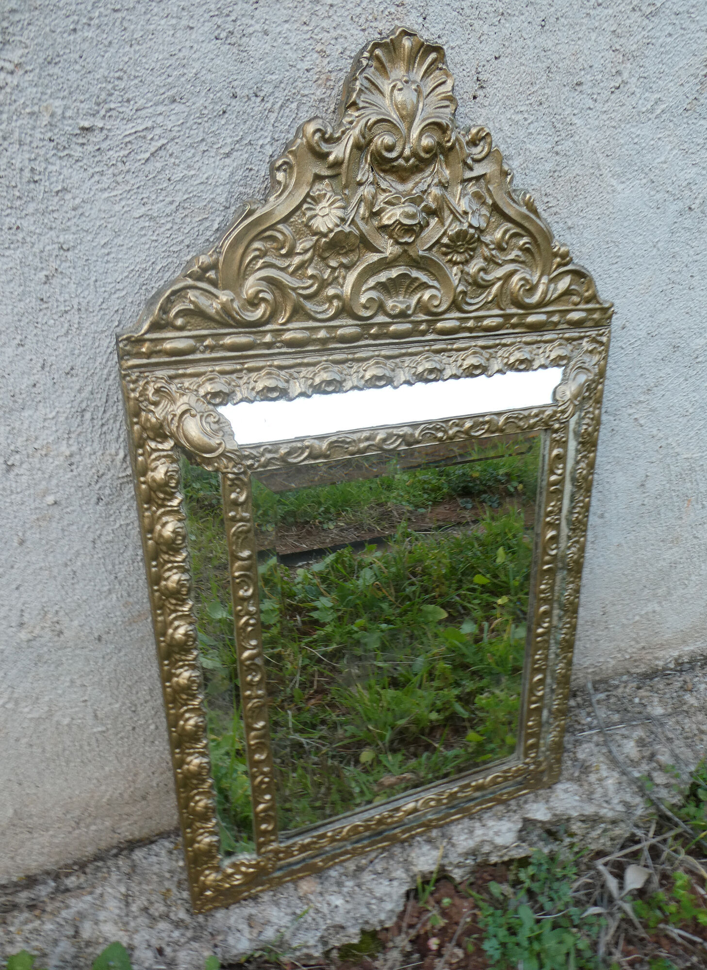 Old mirror with closed screens in golden repelled brass 72 x 42 cm