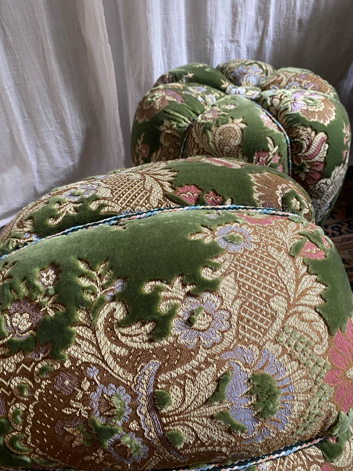 Duo de poufs en velours fleuri