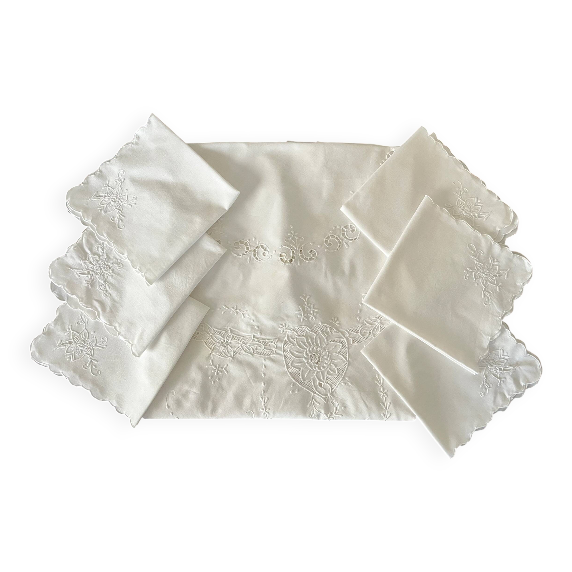 Round embroidered tablecloth with 6 napkins.