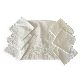 Round embroidered tablecloth with 6 napkins.