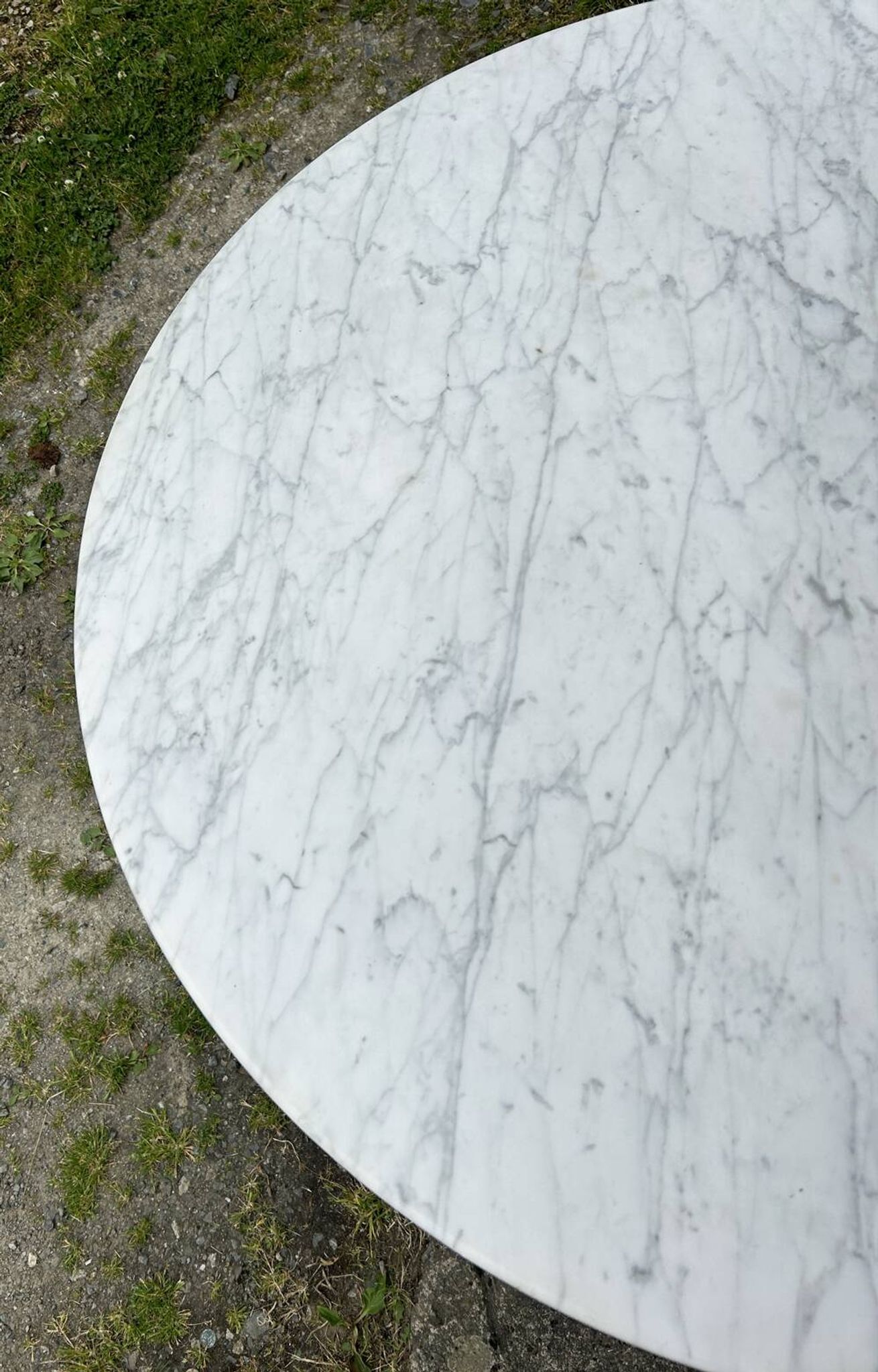 Tulip-shaped table with beveled calacata marble top, 1970s edition
