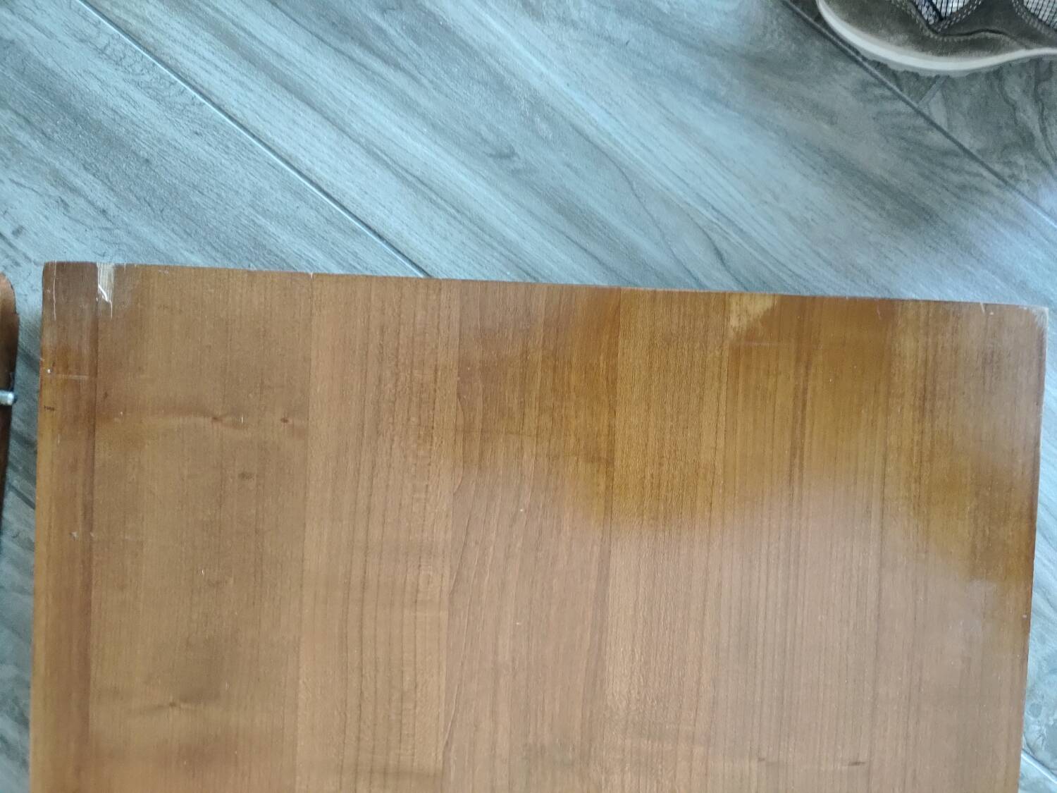 Round table with central leg