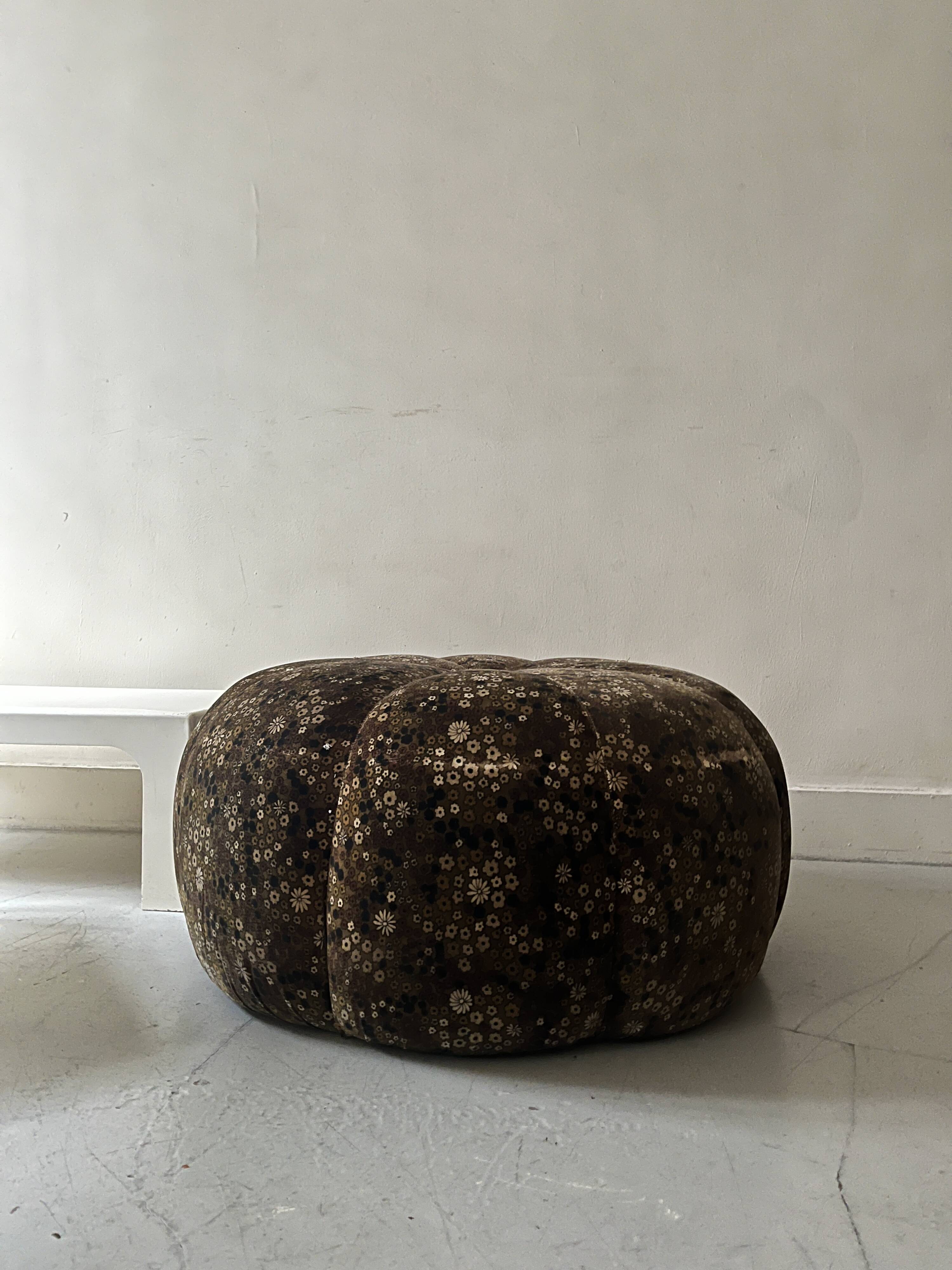 Short velvet pouf with liberty flowers, Ligne Roset 1970