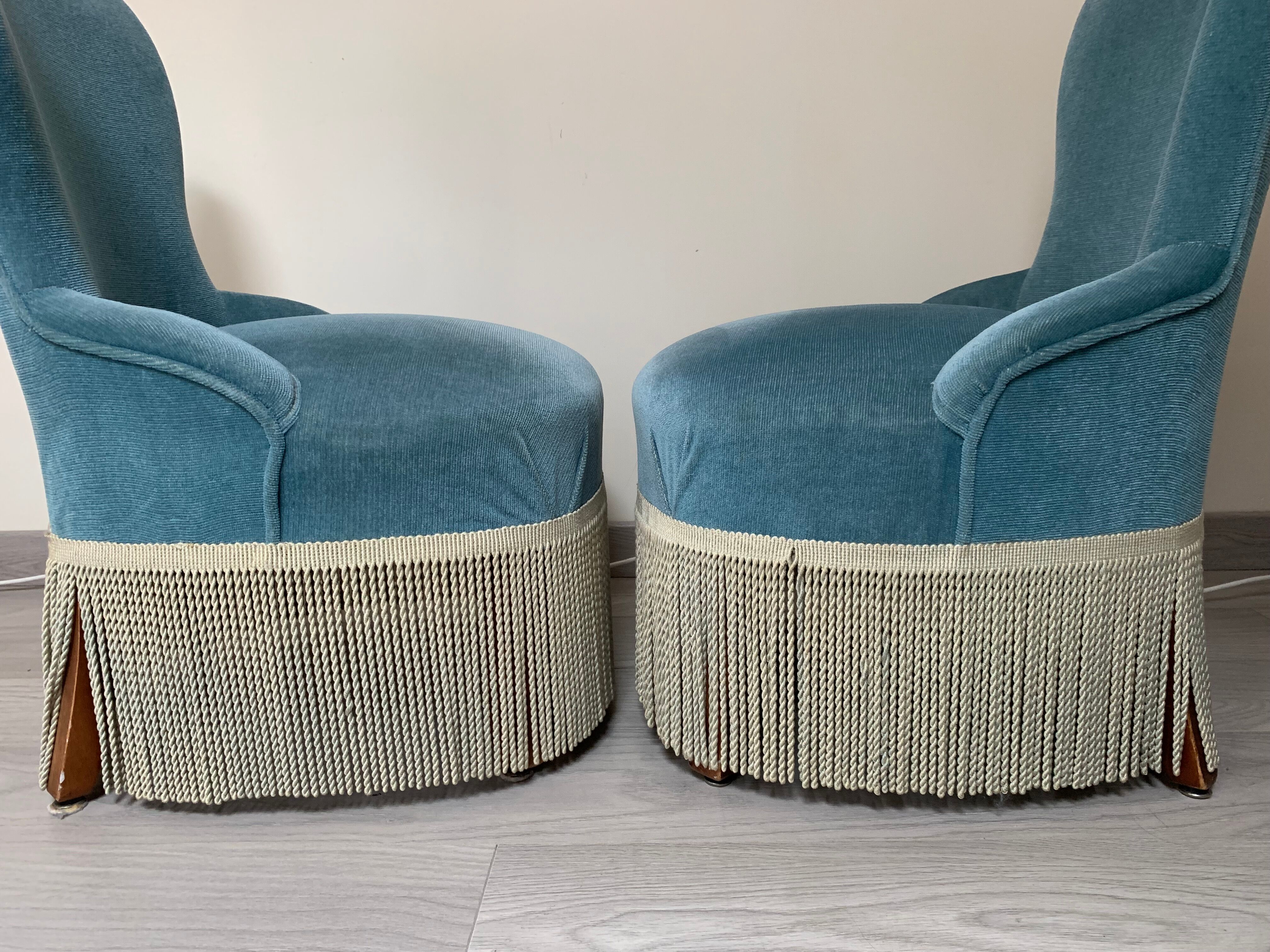 Paire de fauteuils crapaud velours bleu 1970