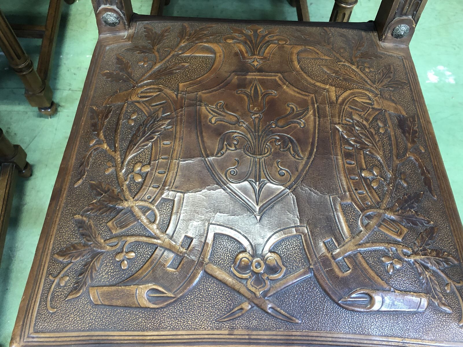 Suite of 9 Henry II chairs in walnut and leather - 1900s