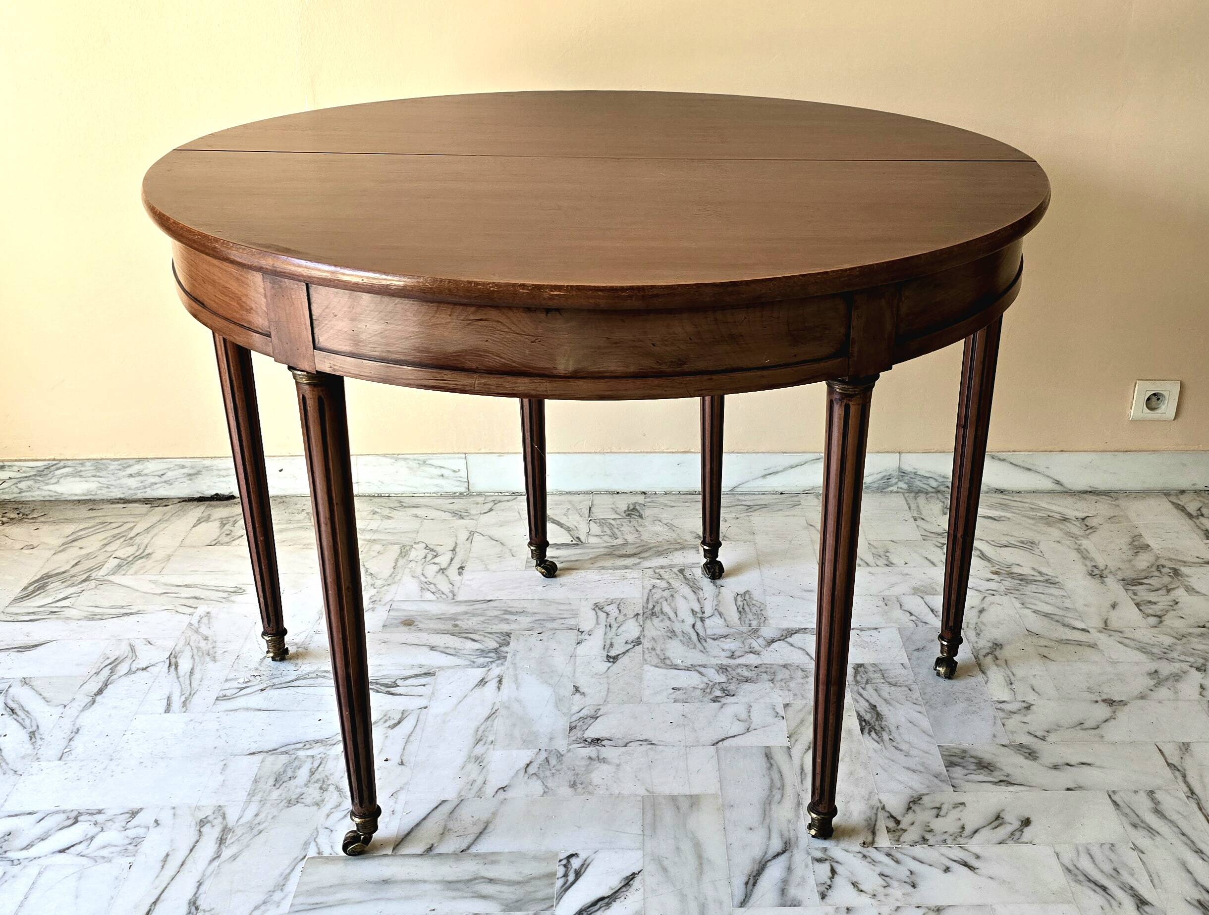 Extendable half-moon table in Louis XVI style