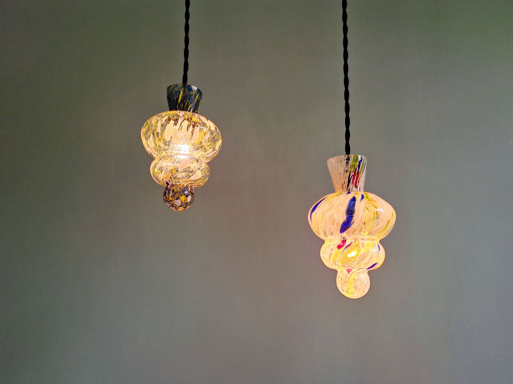 Duo de suspensions en verre soufflé multicolore, Murano, 1950-60