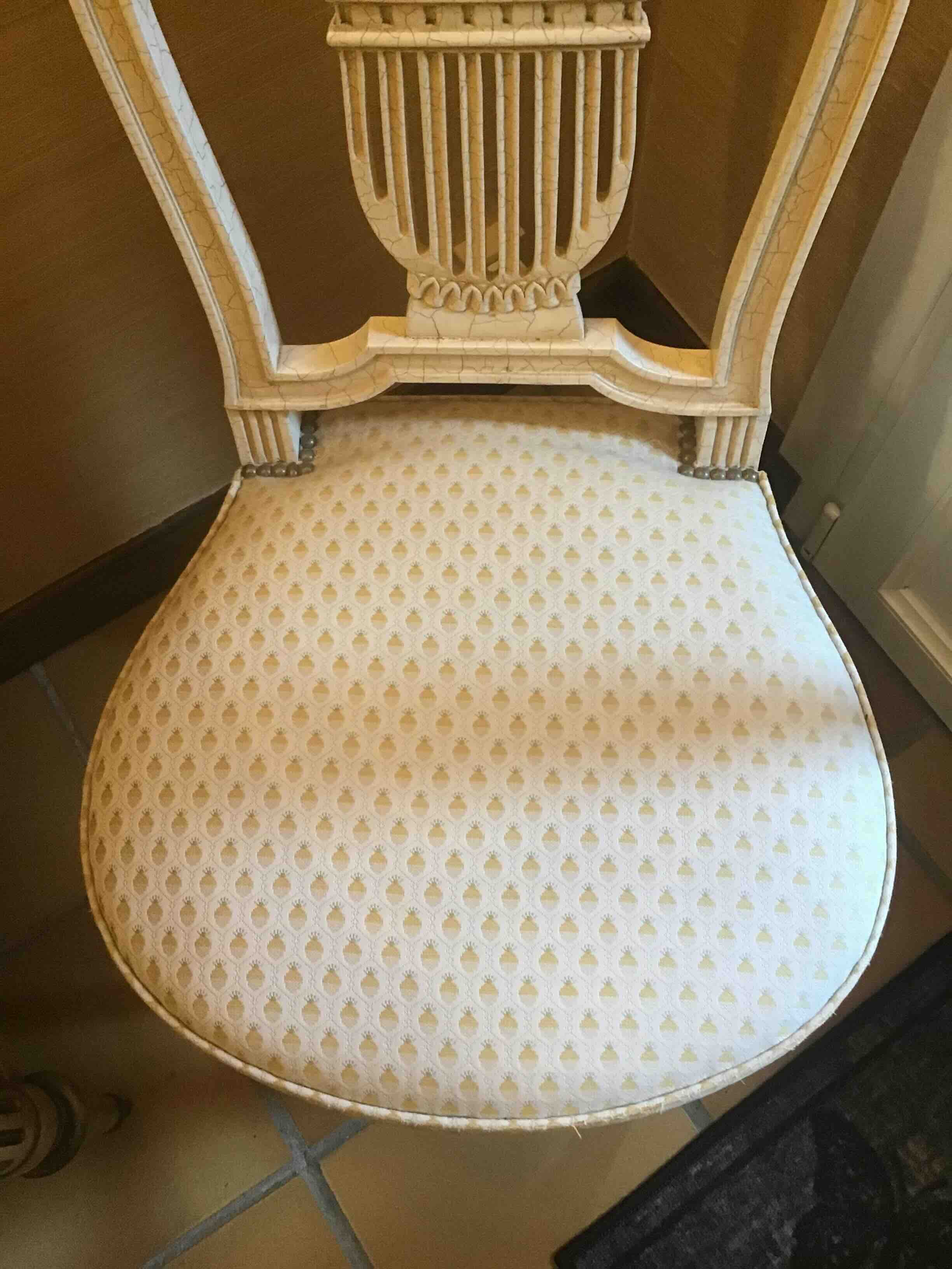 Paire de chaises à dossier « lyre » de style Louis XVI